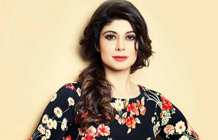 অভিনেত্রী তার জীবন শুরু করে মডেলিংয়ের মধ্যে দিয়ে। একাধিক বিজ্ঞাপনে নজর কাড়েন তিনি। ১৯৯৩ সালে তিনি সেরা সুন্দরীর শিরোপা পান।