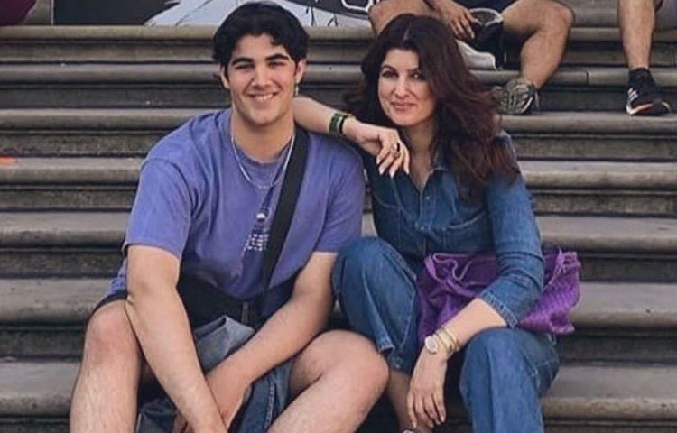 অক্ষয় ও টুইঙ্কেল খন্নার ছেলে আরভ পড়াশোনা করছেন মুম্বাইয়ের একোল মঁদিয়াল ওয়ার্ল্ড স্কুলে। বাবার মতো মার্শাল আর্টেও খুব আগ্রহ আরভের। হ্যান্ডসাম আরভ জুডোতে ব্রাউন বেল্ট। ক্যারাটেতেও বেশ কয়েকটি পদক পেয়েছেন।