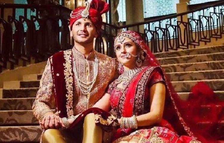 ডিজাইনার ললিত ডালমির লাল রঙের নকশা করা লেহেঙ্গায় সেজেছিলেন আরতি। মাথায় পরেছিলেন সোনালি রঙের ‘মাথাপট্টি’। কানে ও গলায় ছিল মানানসই নেকলেস আর কানের দুল।