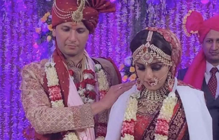 বিশারদের পরনে ছিল সোনালি আর মেরুনের মিশেলে শেরওয়ানি। মাথায় ছিল লাল রঙের পাগড়ি।