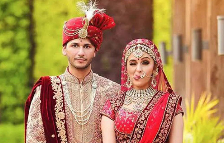 সোশ্যাল মিডিয়ায় বিয়ের ছবি পোস্টের কয়েক মুহূর্ত পরেই ভাইরাল হয়ে যায় তা। ছড়িয়ে যায় বিভিন্ন ফ্যান পেজেও। অনুগামীদের শুভেছায় ভরে যায় আরতির ইনস্টা অ্যাকাউন্ট।