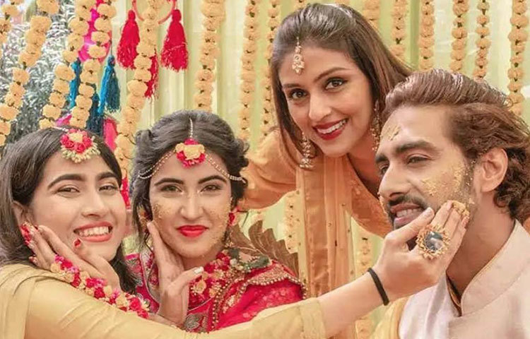 বলিউড থেকে টেলি অভিনেত্রী শিনা বাজাজ এবং অভিনেতা রোহিত পুরোহিত আমন্ত্রিত ছিলেন এই হেভিওয়েট বিয়েতে। অভিনেত্রী শিনা বাজাজ সম্পর্কে আরতির বোন।