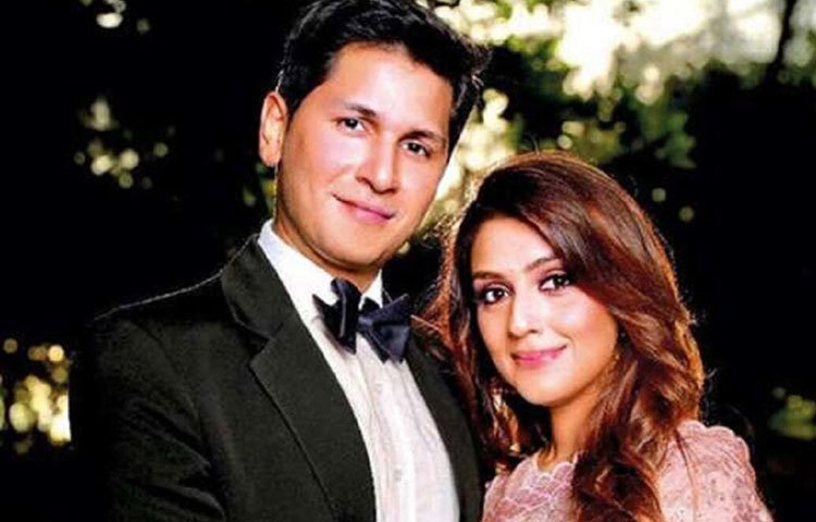 চলতি বছরে মার্চের ১১ তারিখ নিজেদের পরিবারের মানুষদের নিয়েই রেজিস্ট্রি সেরেছিলেন আরতি-বিশারদ। তারই পূর্ণতা পেল মঙ্গলবার।