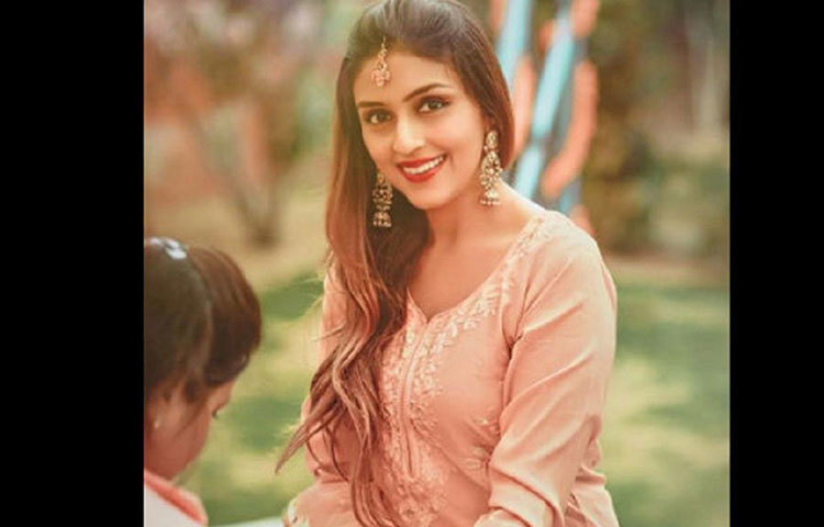 বিয়ের পর বিশারদ পাকাপাকিভাবে মুম্বাই চলে আসার পরিকল্পনায় রয়েছেন। তাই নিজের অ্যাক্টিং ক্যারিয়ার আগের মতোই চালিয়ে যাবেন বলে জানান আরতি।