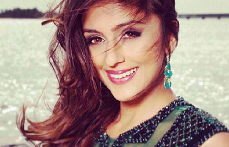 মডেল হিসেবে নিজের ক্যারিয়ার শুরু করলেও ধীরে ধীরে অভিনয় জগতেই পরিচিত মুখ হয়ে ওঠেন ছত্রিশ বছরের এই নায়িকা।