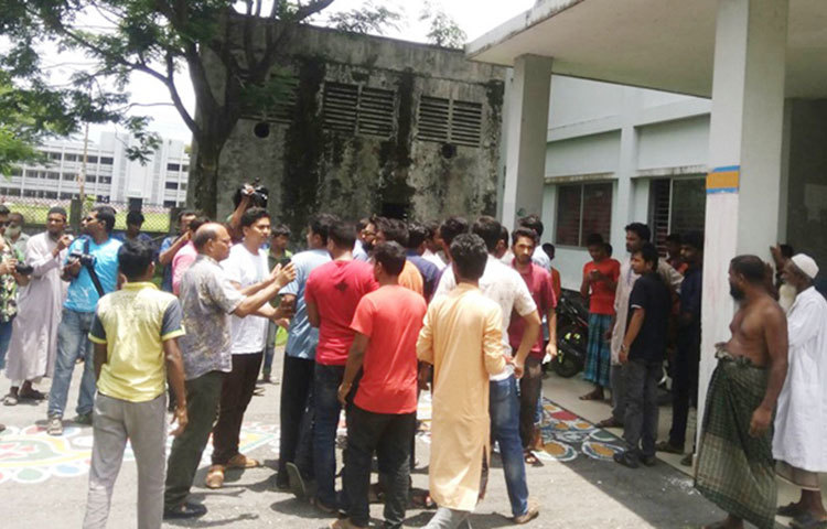 রিফাতের শ্বশুরকে মর্গ থেকে বের করে দিল বন্ধুরা।
