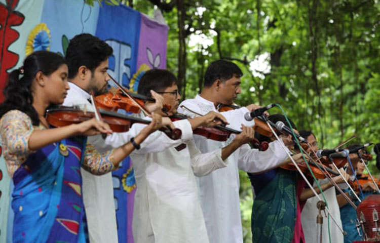 বাদ্যযন্ত্রের সুরে সুরে বর্ষাকে বরণ নিচ্ছেন শিল্পীরা। ছবি: মাহবুব আলম