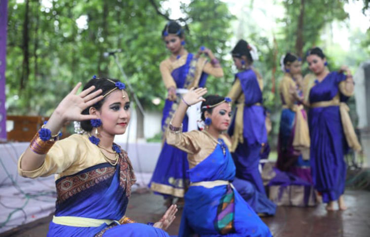 নৃত্যের তালে তালে আষাঢ়ের বৃষ্টিকে আমন্ত্রণ জানাচ্ছেন শিল্পীরা। ছবি: মাহবুব আলম