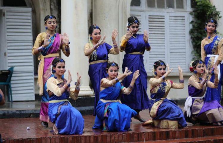 বৃষ্টি বন্দনায় শিল্পীরা। উদীচী আয়োজন করেছে এ বর্ষা উৎসব অনুষ্ঠান। ছবি: মাহবুব আলম