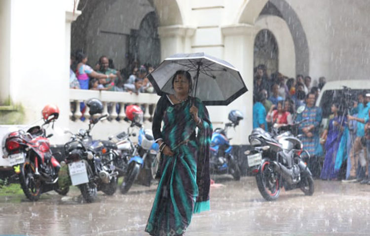 অনুষ্ঠানের সময় অঝোরো বৃষ্টি নামে। ছবি: মাহবুব আলম