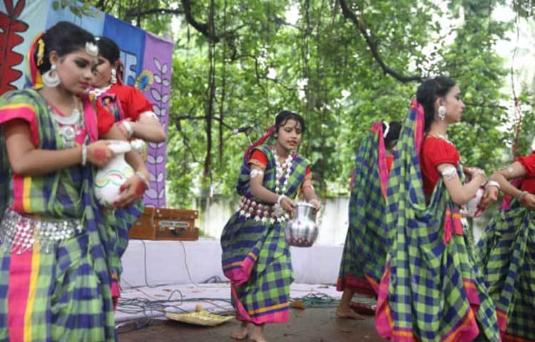 গ্রীষ্মের খরতাপের ধূসর নাগরিক জীবন আর প্রকৃতিতে প্রাণের স্পন্দন জাগায় বর্ষা। তাই তো শিল্পীরা বর্ষাকে আহবান জানাচ্ছেন। ছবি: মাহবুব আলম