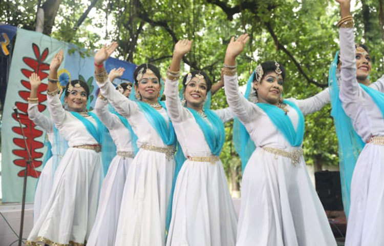 পুষ্প-বৃক্ষে-পত্রপল্লবে নতুন প্রাণের সঞ্চার করে নতুন সুরের বার্তা নিয়ে এসেছে বর্ষা। ছবি: মাহবুব আলম