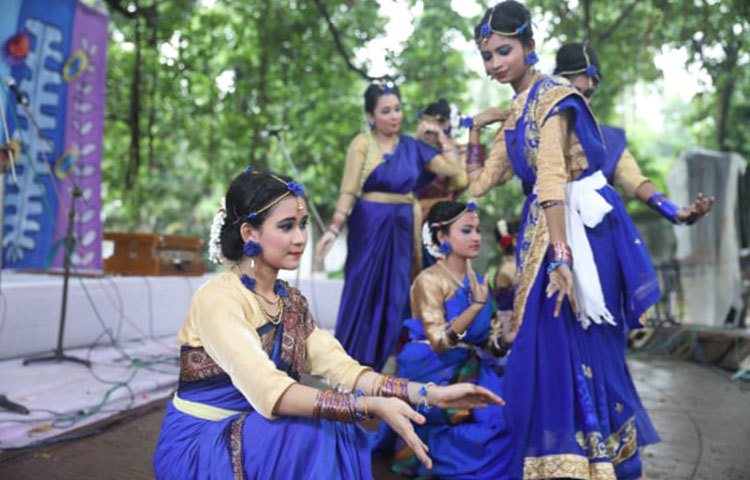 গ্রীষ্মের ধুলোমলিন জীর্ণতাকে ধুয়ে ফেলে গাঢ় সবুজের সমারোহে প্রকৃতি সাজে পূর্ণতায়। তাই তো আষাঢ়ের প্রথম দিনে উদীচীর এই আয়োজন। ছবি: মাহবুব আলম