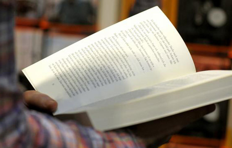 গল্প শেষ থেকে শুরু করুন: একটি গল্প পড়ে পুরো গল্পটা মনে রাখুন। এবার শুরু থেকে না বলে শেষ বা পেছন থেকে গল্পটা মনে করতে থাকুন। এই পন্থা মস্তিষ্কের কোষগুলোকে সচল তো রাখবেই, করবে আরো শক্তিশালী।