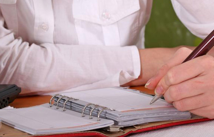 বিপরীত হাত ব্যবহারের অভ্যাস: যারা ডান হাতে সব কিছু করেন, তারা বাঁ হাতে আর যারা বাঁ হাতে সব কিছু করেন, তারা ডান হাতে সপ্তাহে অন্তত একবার সব কাজ করার চেষ্টা করুন। অর্থাৎ উল্টো হাতে খাওয়া-দাওয়া, দাঁতব্রাশ করা বা অন্যান্য টুকটাক ঘরের কাজ করার অভ্যাস করতে পারেন। এতেও ব্রেন সচল থাকে।