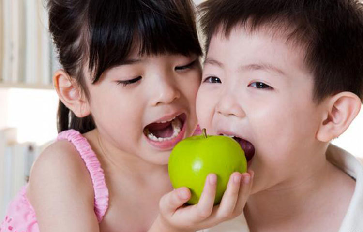 বন্ধুত্ব লালন করুন: মানুষের সাথে কথাবার্তা বলা বা টেলিফোনে যোগাযোগ মস্তিষ্ককে তরুণ রাখে। এই তথ্যটি জানিয়েছেন এডিনবার্গ বিশ্ববিদ্যালয়ের নিউরোলজিস্ট ড. স্টুয়ার্ট রিচি। তিনি বলেন, দিনে মাত্র ১০ মিনিটের যোগাযোগই নাকি মানুষের স্মৃতিশক্তিকে বেশ জোড়ালোভাবে জাগিয়ে তুলতে সহায়তা করে।