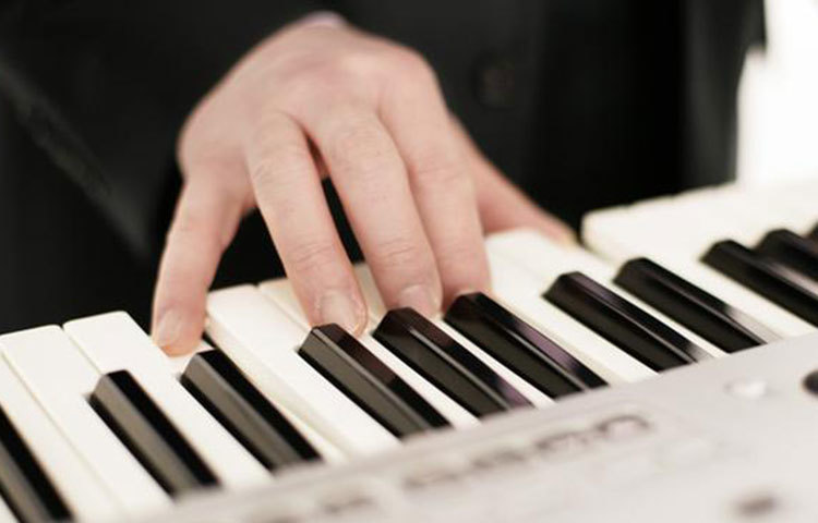 প্রতিদিনের নিয়ম থেকে বেরিয়ে আসুন: ব্রেনকে সব সময় নতুন কিছু শিখতে হয়। তা না হলে মস্তিষ্ক নির্জীব হয়ে যায়। তাই প্রতিদিনের রুটিন ভেঙে অন্যকিছু করুন। মাঝে মাঝে অন্য রাস্তা দিয়ে কর্মস্থলে বা কলেজে যান। নতুন কোনো ভাষা বা যন্ত্র বাজানো শিখুন। এতে ডিমেনশিয়ার ঝুঁকি শতকরা ৭৫ ভাগ কমে যায়। নিউ ইয়র্কের আলবার্ট আইনস্টাইন মেডিকেল কলেজের করা এক সমীক্ষা থেকে জানা গেছে এ তথ্য।