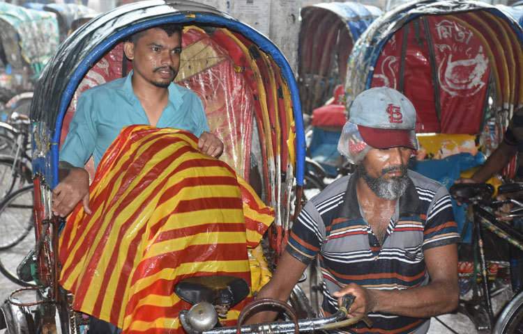 শিয়া মসজিদে রাস্তার দু'পাশে দাঁড়িয়ে আছে সারি সারি বাস। আলিফ পরিবহন, ভুঁইয়া পরিবহন ও তেতুলিয়া পরিবহনের বাসগুলো যাত্রীর অভাবে দাঁড়িয়ে আছে।  ছবি তুলেছেন বিপ্লব দিক্ষিৎ