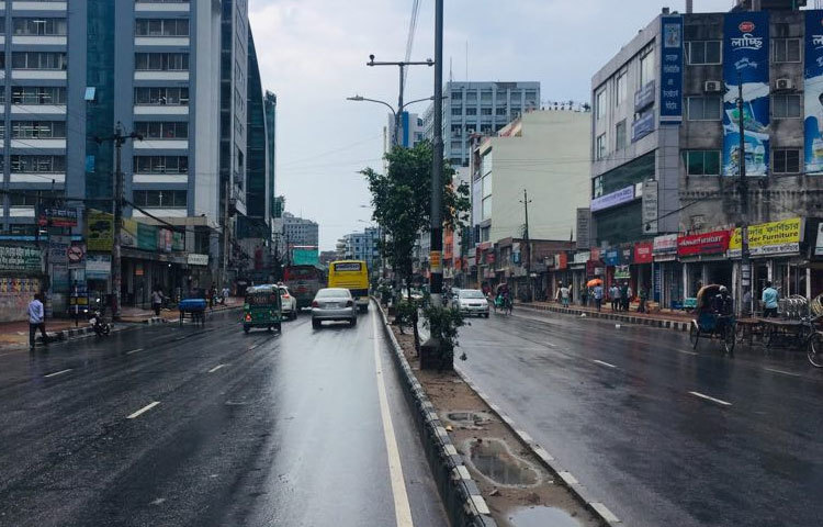 শবে কদরের ছুটি হওয়ায় জরুরি প্রয়োজন ছাড়া বাসা থেকে বের হননি অনেকেই। বদতে গেছে ঢাকার রাস্তা অনেকটাই ফাঁকা। যাত্রী সংকটে রাজধানীর গণপরিবহনগুলো।

রোববার সকালে রাজধানীর মোহাম্মদপুর, শিয়া মসজিদ, শ্যামলী, আগারগাঁও, মহাখালী রেলক্রসিং ঘুরে এমন চিত্র দেখা গেছে।  ছবি তুলেছেন রবিউল ইসলাাম পলাশ