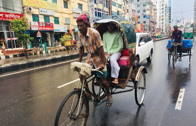 বাসযাত্রী সুমাইয়া মাহজাবিন জানান, বৃষ্টি ও ছুটির কারণে বাসে যাত্রী নেই। শিয়া মসজিদ থেকে মাত্র ৫ জন যাত্রী নিয়ে বাস মহাখালী আসলো। যাত্রী না থাকায় বাস ঠিকমত চলছেন না। রাস্তা খালি থাকলেও ৫ মিনিটের রাস্তা যেতে ২০ মিনিট লাগছে। ছবি তুলেছেন রবিউল ইসলাাম পলাশ
