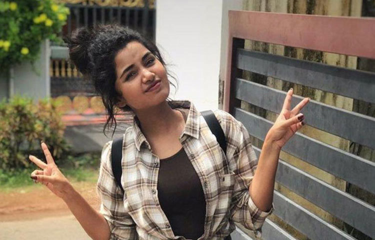 তেলেগু অভিনেত্রী রাশি খান্নার সঙ্গে সম্পর্কে জড়িয়েছেন ভারতীয় দলের তারকা পেসার জসপ্রিত বুমরা। এরা আগে এমন খবর রটেছিল। কিন্তু তার পর রাশি খান্না সেই সম্পর্কের সত্যতা অস্বীকার করেন। এবার আরও একবার এক দক্ষিণী অভিনেত্রীর সঙ্গে বুমরার সম্পর্কের খবর ছড়াচ্ছে।