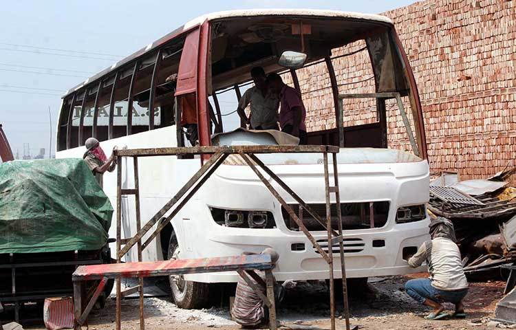রাজধানীর যাত্রাবাড়ীর কাজলা এলাকার একটি গ্যারেজে পুরনো বাস মেরামতের কাজ চলছে। ছবি: বিপ্লব দিক্ষিৎ