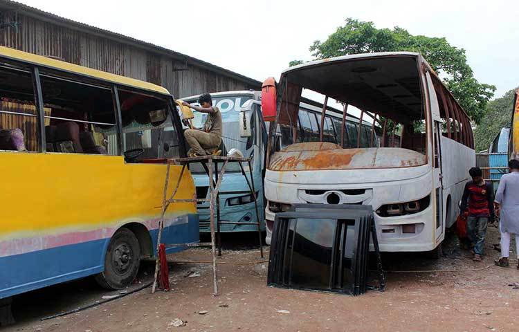 একটি বাসে রঙের কাজ চলছে। ছবি: বিপ্লব দিক্ষিৎ