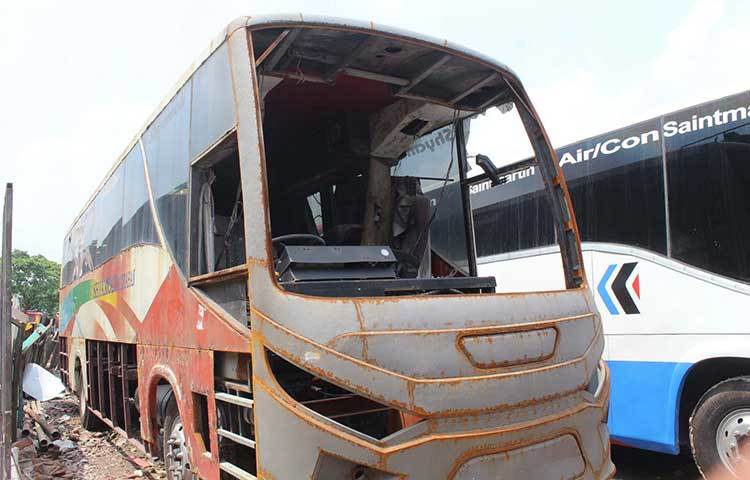 এসব বাসের মেরামতের কাজ করেই ঈদের ঘরমুখী যাত্রীদের সেবা দেয়া হবে। ছবি: বিপ্লব দিক্ষিৎ