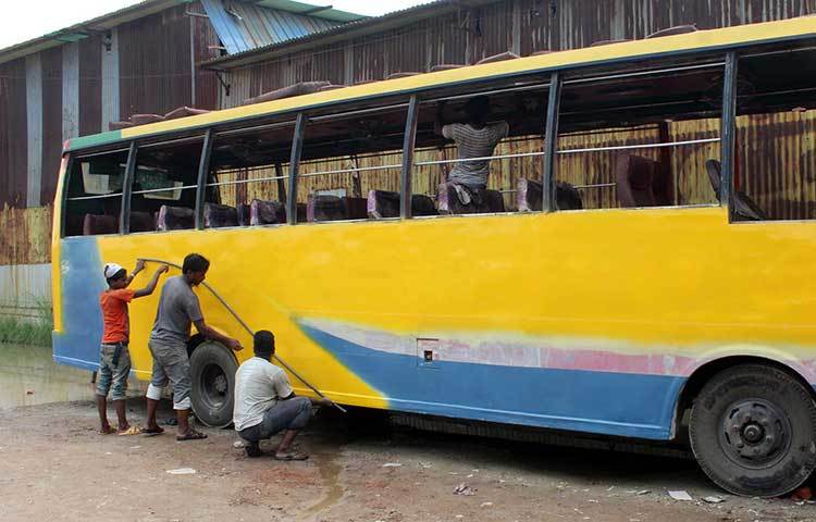বেশ পুরনো বাস মেরামত ও রঙ মাখিয়ে রাস্তায় নামানোর কারণে প্রতি ঈদে সড়ক দুর্ঘটনার ঘটনা ঘটে। ছবি: বিপ্লব দিক্ষিৎ