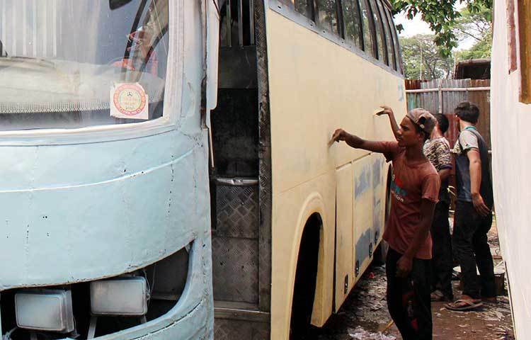 সকাল থেকে শুরু করে অনেক রাত পর্যন্ত চলে এসব বাস মেরামতের কাজ। ছবি: বিপ্লব দিক্ষিৎ