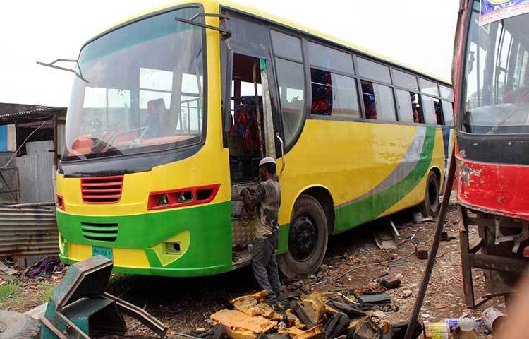 একটি বাসের মেরামতের কাজ শেষ হয়েছে। ছবি: বিপ্লব দিক্ষিৎ