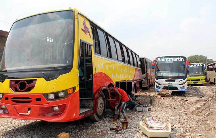 খ্যাতনামা অনেক কোম্পানির পুরনো বাসও এই গ্যারেজে মেরামত করা হচ্ছে। ছবি: বিপ্লব দিক্ষিৎ