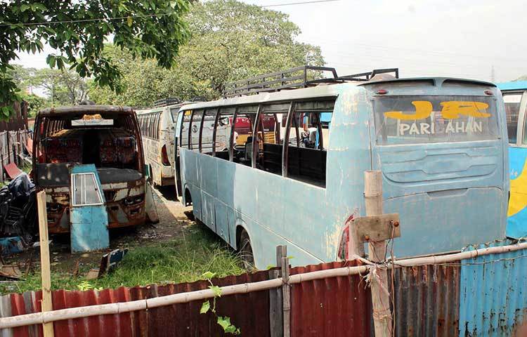 ঈদের সময় যত ঘনিয়ে আসছে এসব গ্যারেজে পুরনো বাস আসার সংখ্যাও তত বাড়ছে। ছবি: বিপ্লব দিক্ষিৎ