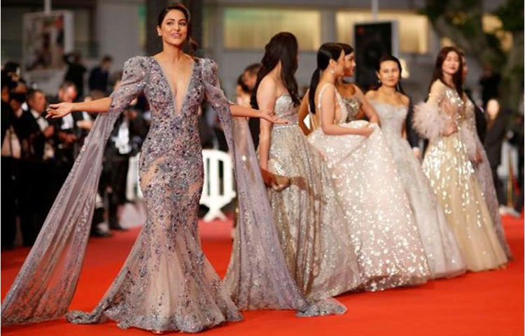 কান চলচ্চিত্র উৎসবের রেড কার্পেটে দীপিকা, প্রিয়াঙ্কা, কঙ্গনার পাশাপাশি নজর কাড়লেন ছোটপর্দার অভিনেত্রী হিনা খান।