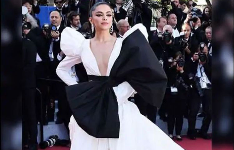 ফ্রেঞ্চ রিভিয়েরায় আয়োজিত হয়েছে ৭২তম কান চলচ্চিত্র উৎসবে রেড কার্পেটে রূপকথার রাজকন্যার বেশেই ধরা দিলেন দীপিকা পাড়ুকোন।