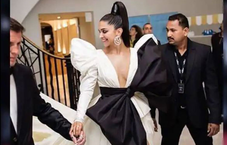 রাজ কন্যা বেশে দীপিকা।