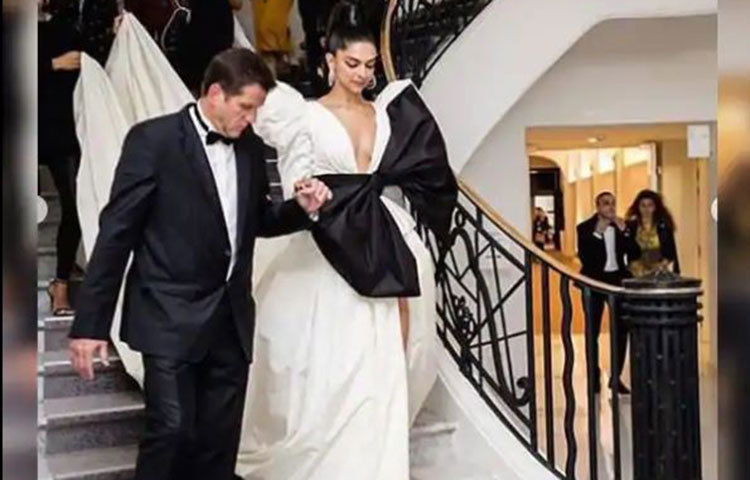 রেড কার্পেটে হাঁটছেন জয়া।