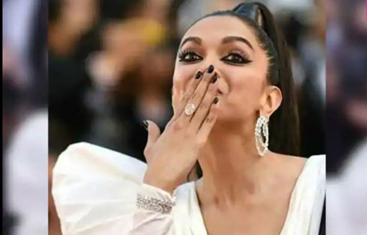 রেড কার্পেটে পা দিয়েই অনুরাগীদের উদ্দেশ্যে ছুঁড়ে দিলেন চুম্বন।