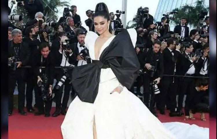 ডিজাইনার পিটার ডান্ডাসের তৈরি করা সাদা গাউনে সেজেছিলেন দীপিকা। নজর কাড়ল গাউনের সঙ্গে লাগানো কালো ‘বো’।