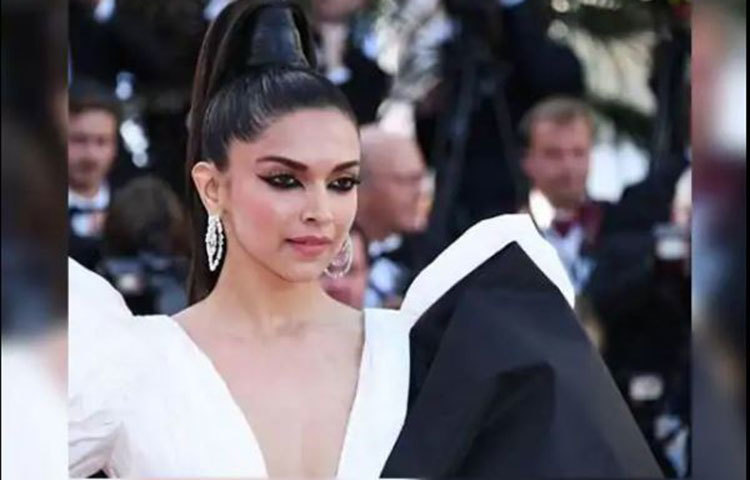 কানের রেড কার্পেটে দীপিকা পৌঁছতেই তাকে ঘিরে ঝলসে উঠতে থাকলে অসংখ্যা ক্যামেরার ফ্ল্যাশ।