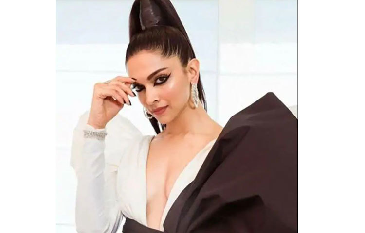 পোশাকের সঙ্গে মিলিয়ে নজর কাড়ল দীপিকা মেকআপ। চোখ থেকে লম্বা করে টানা লাইনার।