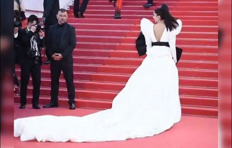 দীপিকার গাউনের সঙ্গে নজর কড়ল লম্বা অফ হোয়াইট রংয়ের ট্রেল।