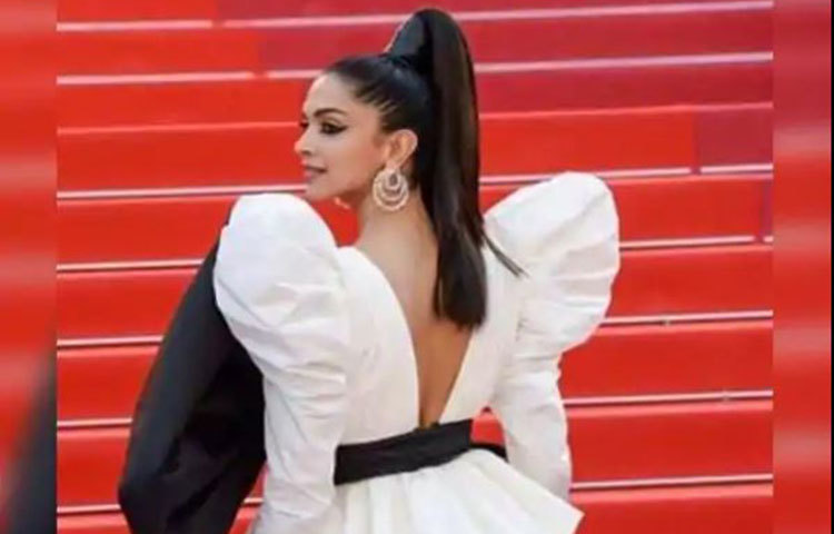 সবমিলিয়ে নাটকীয় রূপকথার রাজকন্যের বেশে দীপিকা যেন মোহময়ী।