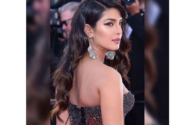 ফ্রান্সের ফ্রেঞ্চ রিভিয়েরায় আয়োজিত কাল চলচ্চিত্র উৎসব-২০১৯ এর রেড কার্পেটে ব্লাক ম্যাজিকে মাত করলেন প্রিয়াঙ্কা চোপড়া।