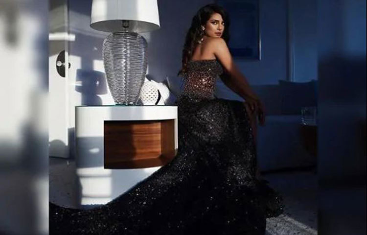 সব মিলে কানের রেড গালিচায় প্রিয়াঙ্কা যেন মোহময়ী।