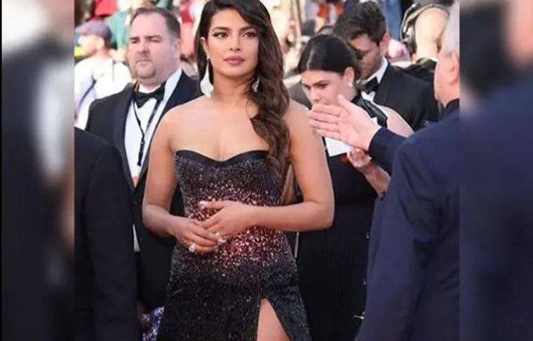 কালো স্পার্কলিং পোশাকের সঙ্গে মিলিয়ে নজর কাড়ল প্রিয়াঙ্কার হালকা মেকআপ, চোখে লাইনার সঙ্গে ঠোঁটে বেরি লিপস্টিকে প্রিয়াঙ্কা যেন মোহময়ী।