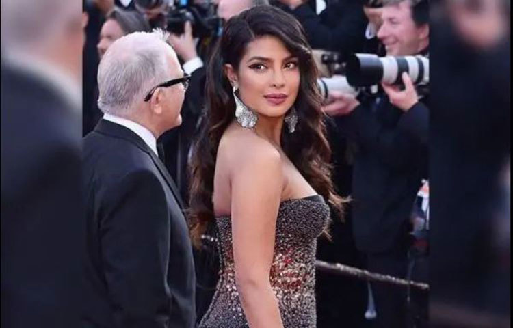 নজর কাড়ল প্রিয়াঙ্কা কানে ডিজাইনার দুল।