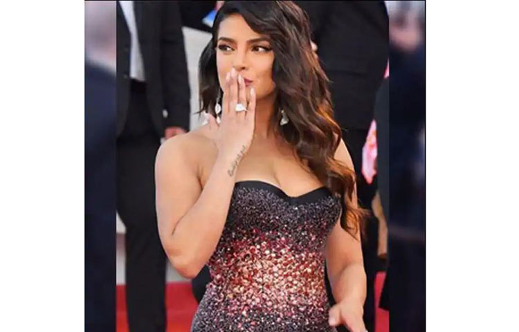 ৭২ তম কান চলচ্চিত্র উৎসবের লাল গালিচায় পা রেখেই অনুরাগীদের জন্য চুম্বন ছুঁড়ে দিলেন ‘পিগি চপস’।