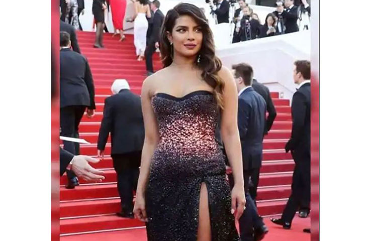 ক্যামেরার মুখোমুখি প্রিয়াঙ্কা।