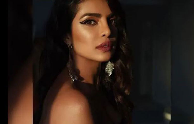 কান-এ ডেবিউ-এর জন্য প্রিয়াঙ্কার যে আর দেরি সইছিল না তা তিনি সোশাল মিডিয়ায় বৃহস্পতিবার একটি ঘড়ির ছবি পোস্ট করেই বুঝিয়ে দিয়েছিলেন।